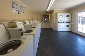 Laundry Room at Bellaire Oaks Apartments, Houston, 77096