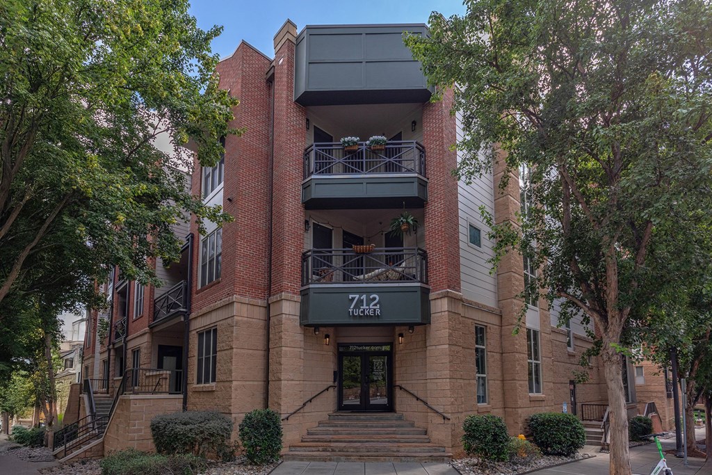 A building with the number 712 on it.