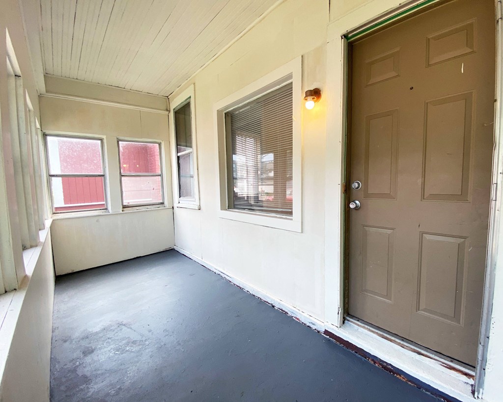 713 N 9th St |Porch | Three Sixty