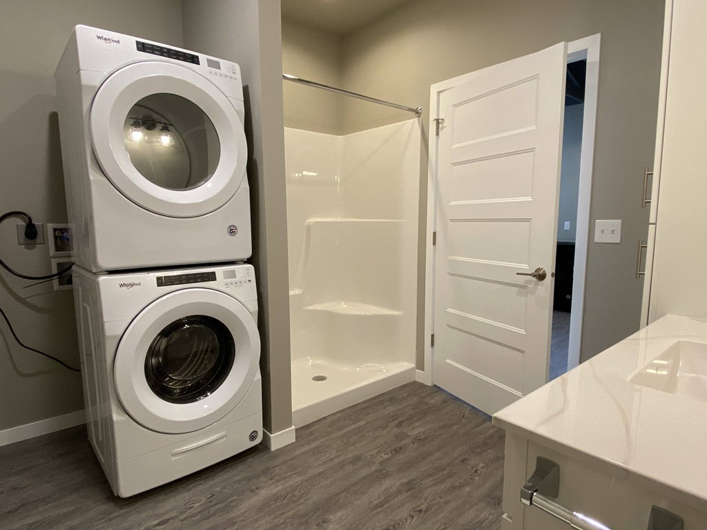 1 BR|1B|100 Irvin St.|Laundry and Bathroom