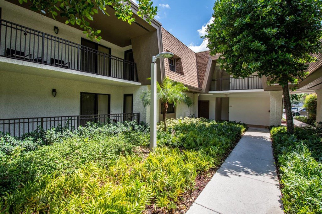 a sidewalk in front of an apartment building