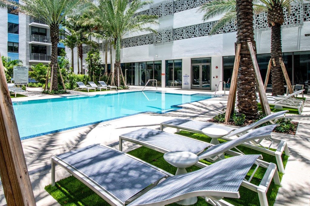 the swimming pool at the resort at longboat key club