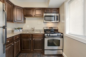 Kitchen with stove, oven, sink and microwave - Photo Gallery 3