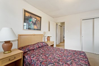 Bedroom with floral bedspread - Photo Gallery 3