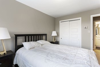 Bedroom with 2 nightstands - Photo Gallery 6