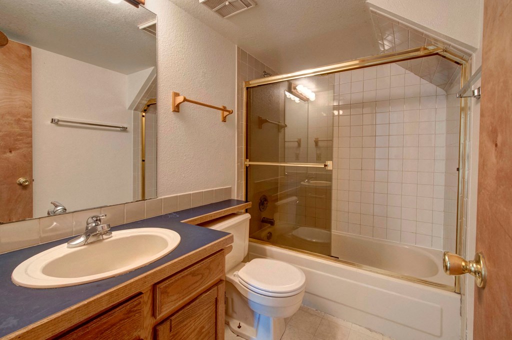 1085 Broadway #19 Bathroom