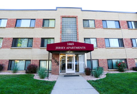 The front of a building with the sign 1465 Jersey Apartments.