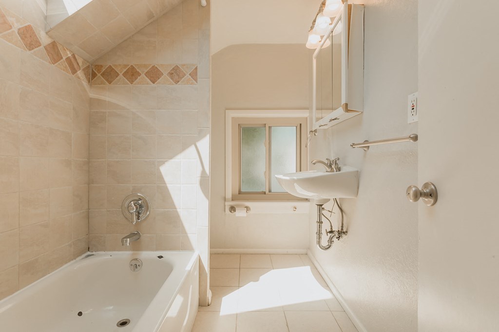 1501 Broadway Street Unit 7 Bathroom