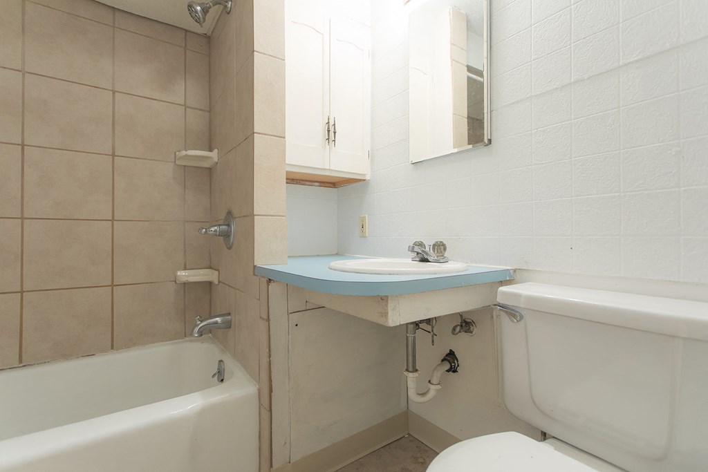 1501 Broadway Street Unit 1 Bathroom