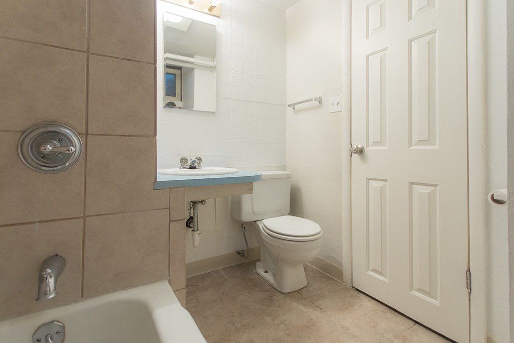 1501 Broadway Street Unit 1 Bathroom