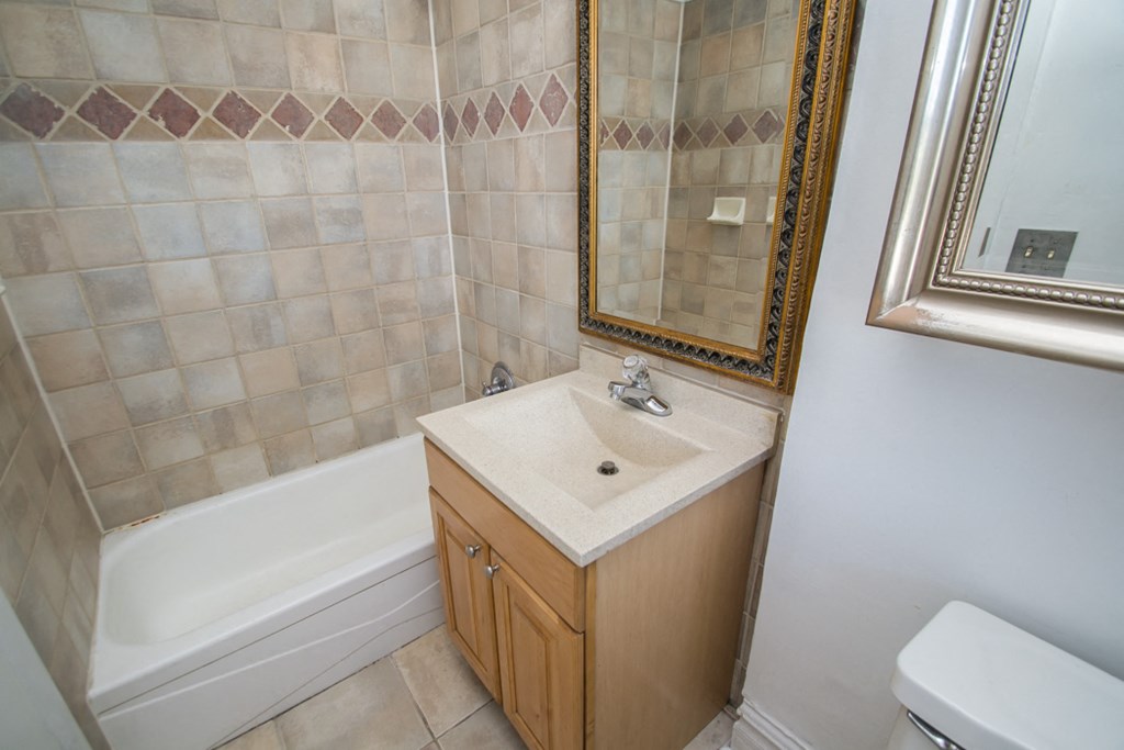 1501 Broadway Street Unit 4 Bathroom