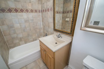 1501 Broadway Street Unit 4 Bathroom 1501 Broadway Street Unit 4 Bathroom - Photo Gallery 4