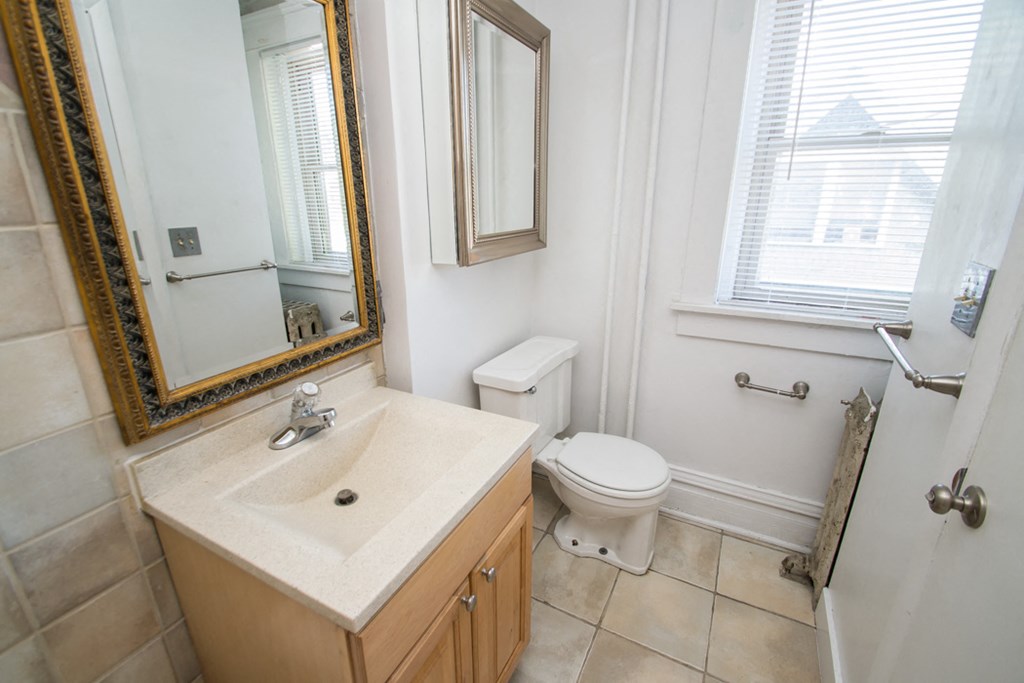 1501 Broadway Street Unit 4 Bathroom