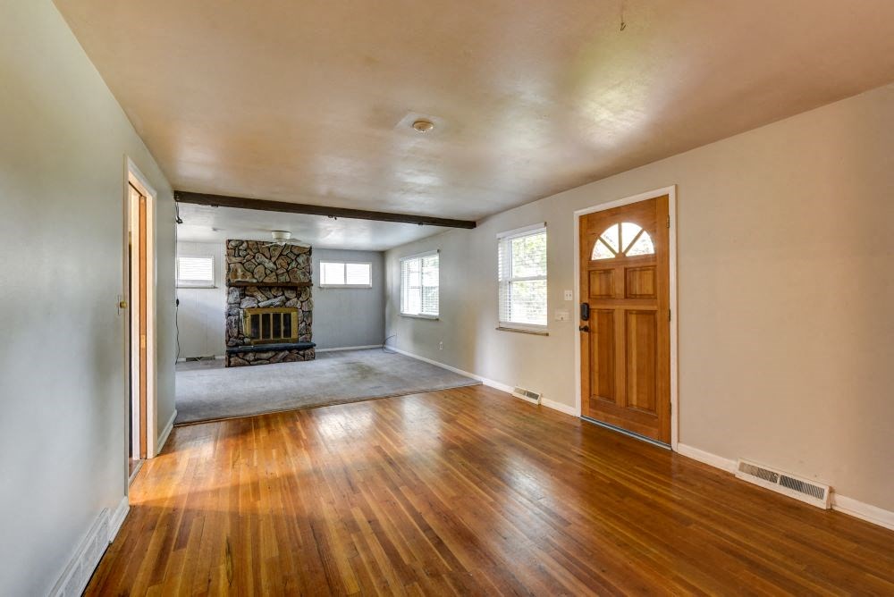 1827-1829 E Jewell Ave Interior