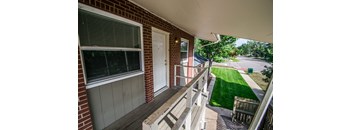 1938 Spruce Upgraded 2 Bed Entry