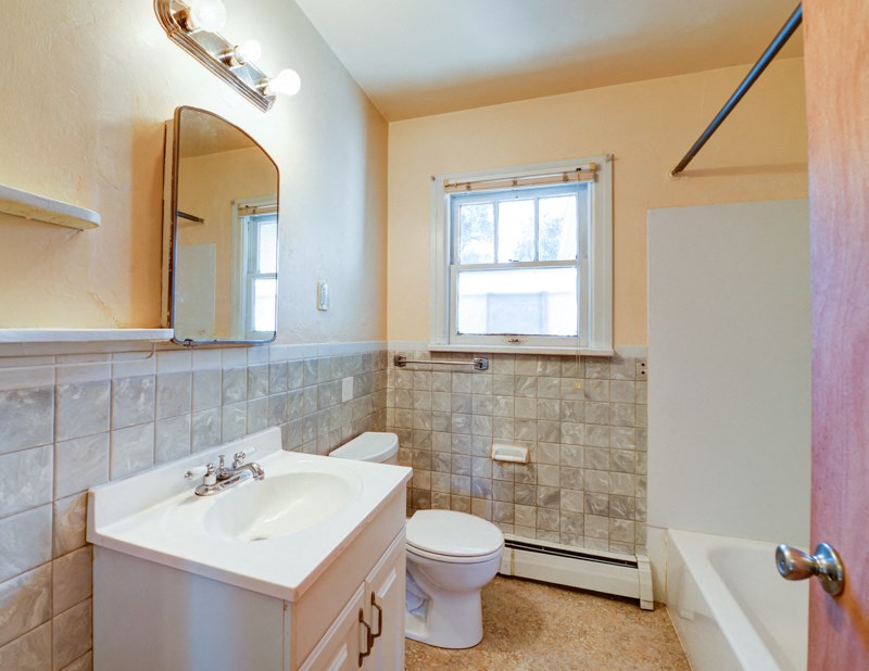 2126-2128 Baseline Road Bathroom