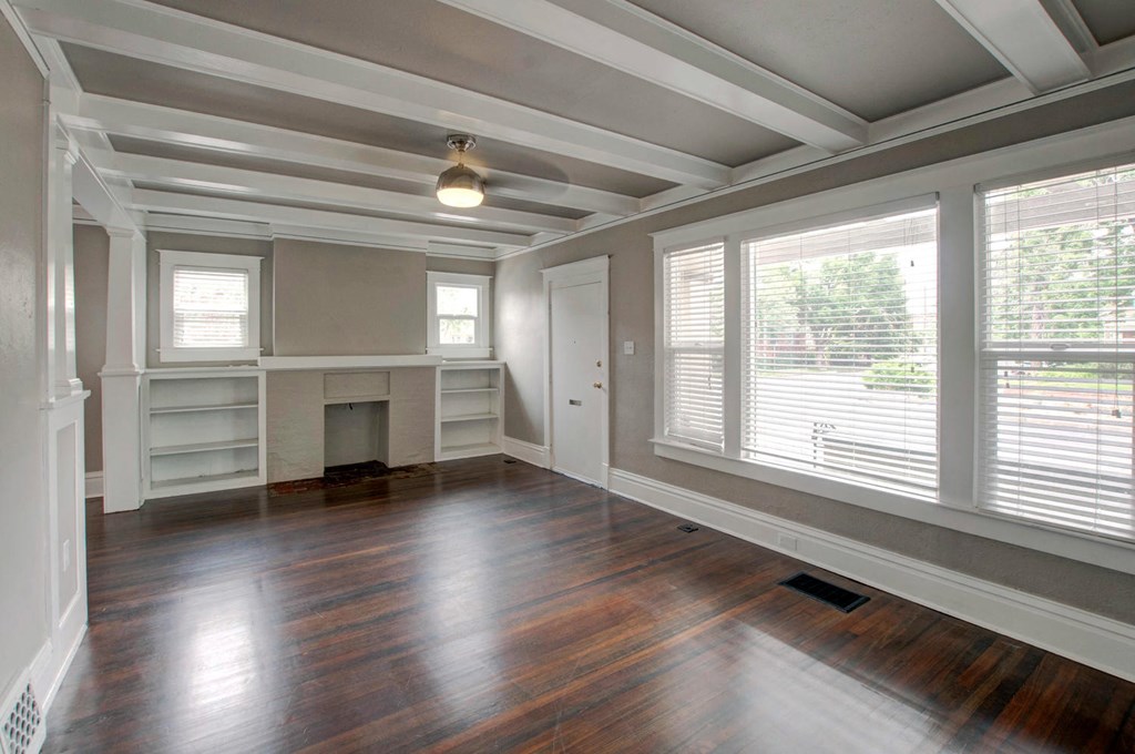 Living Area 2500-2504 Race