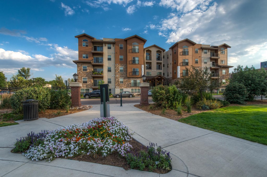 Exterior Landscape at Peregrine Place Apartments, Denver