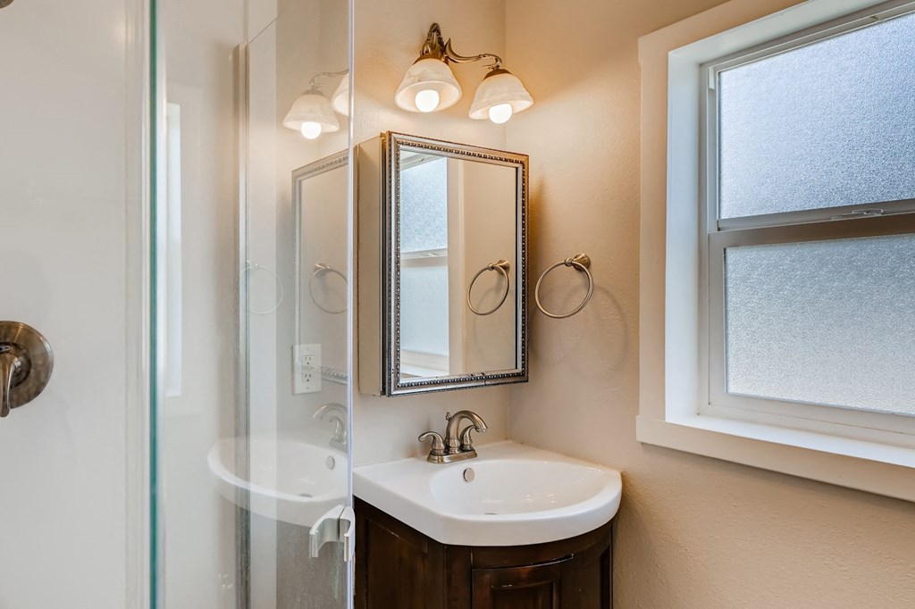 5260 Newton Unit 1 Bathroom