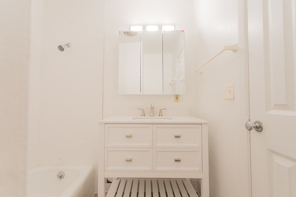 710 30th Street Unit B Bathroom