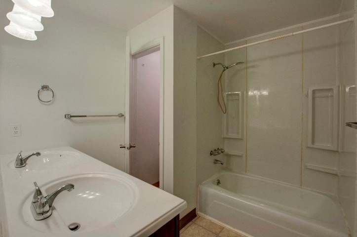 1065 University #219 Bathroom