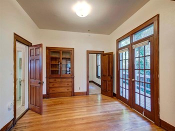 2510-A Pine St Interior