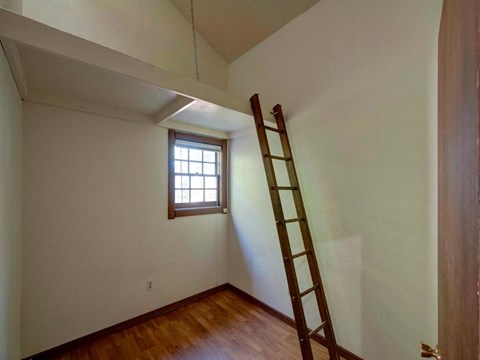 711-713 20th Street Bedroom with loft 711-713 20th Street Bedroom with loft