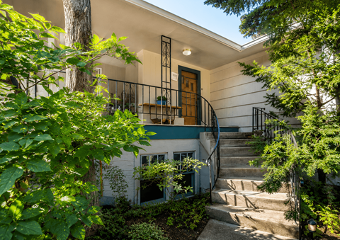 610 University Ave 3-4 Beds Apartment for Rent