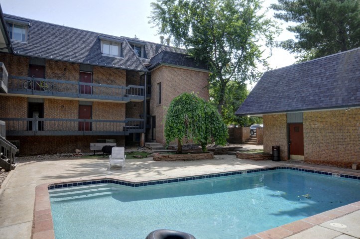 1065 University Pool