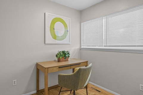 Desk area or eat-in kitchen