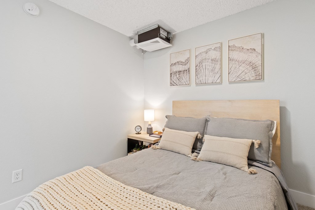 Mountainaire - Model Bedroom