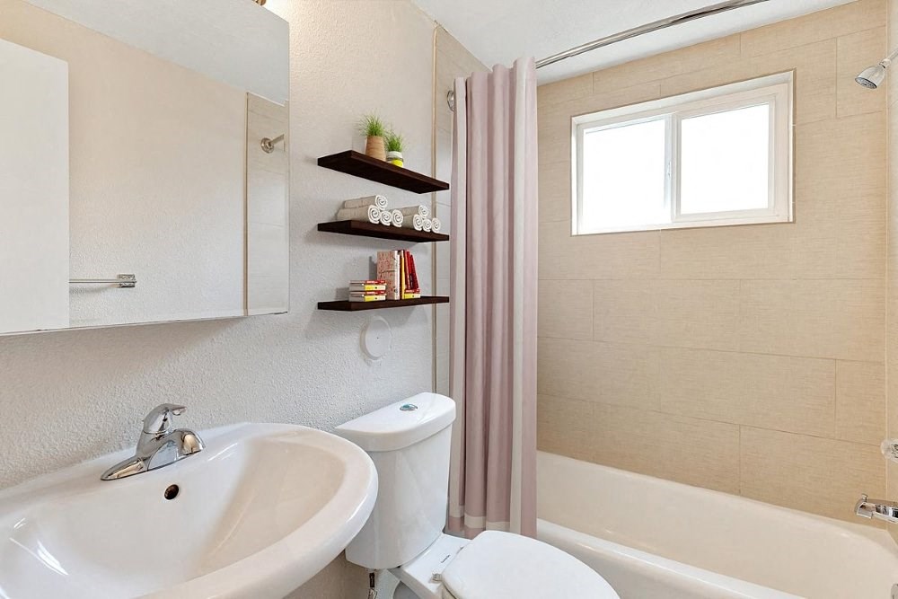 Lincoln Park Apartments Bathroom