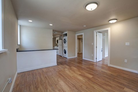 985 Pleasant Living Room