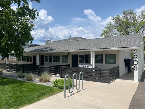 A building with the number 2005 on it.