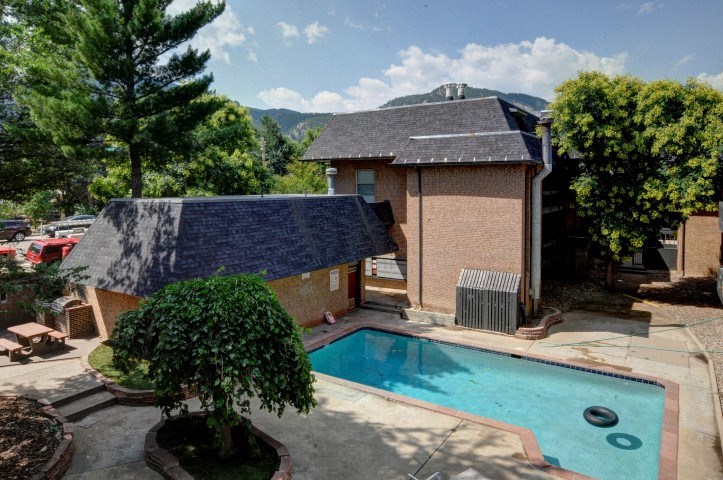 1065 University Pool