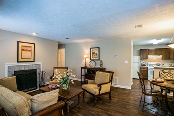 Belmont Crossing Apartments - Photo Gallery 3