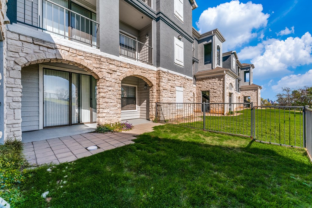 the preserve at ballantyne commons apartments balcony and yard