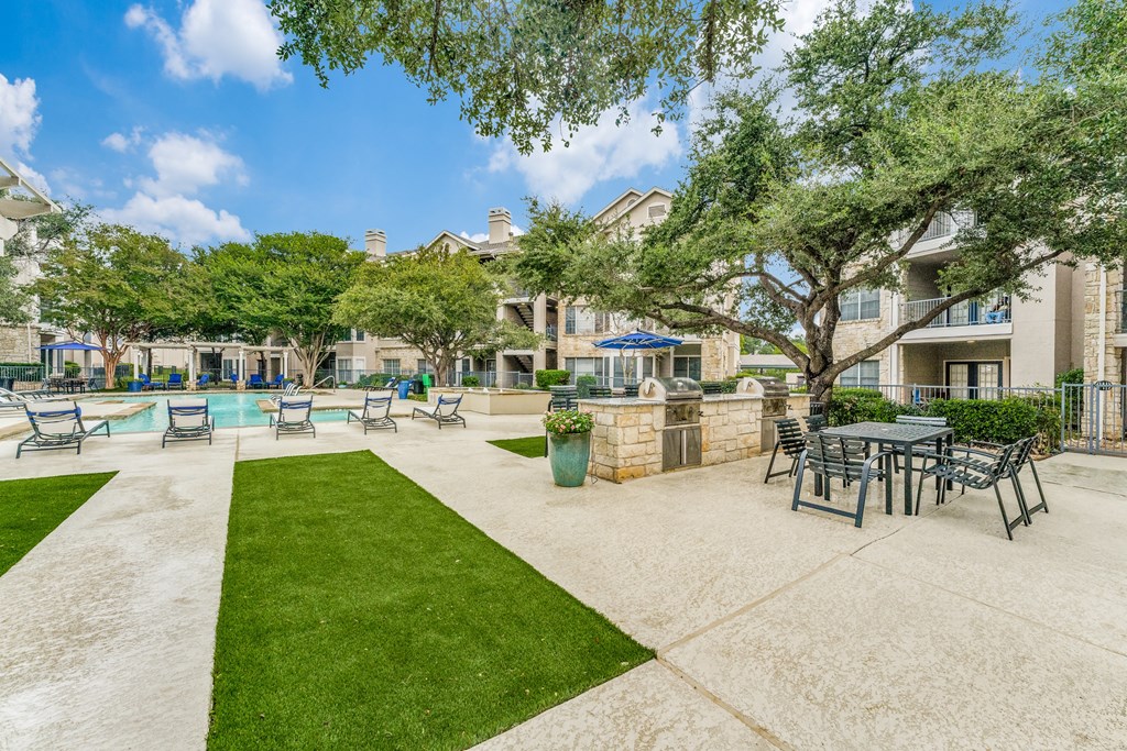 the preserve at ballantyne commons courtyard with tables and chairs and a swimming pool
