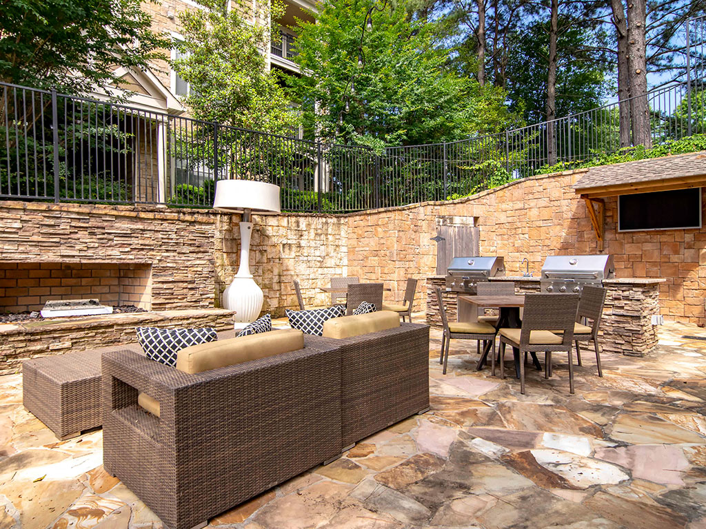 The Ascent at Windward apartments in Alpharetta Georgia photo of Outdoor Grills
