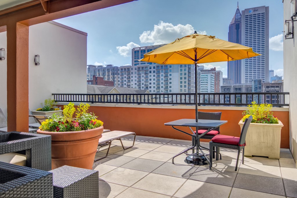 Biltmore at Midtown apartments in Atlanta, GA photo of rooftop deck