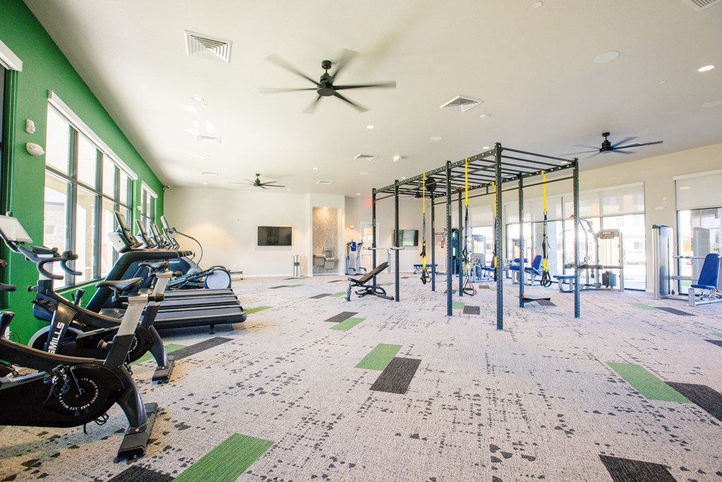 the gym at the monarch luxury apartments in des plaines