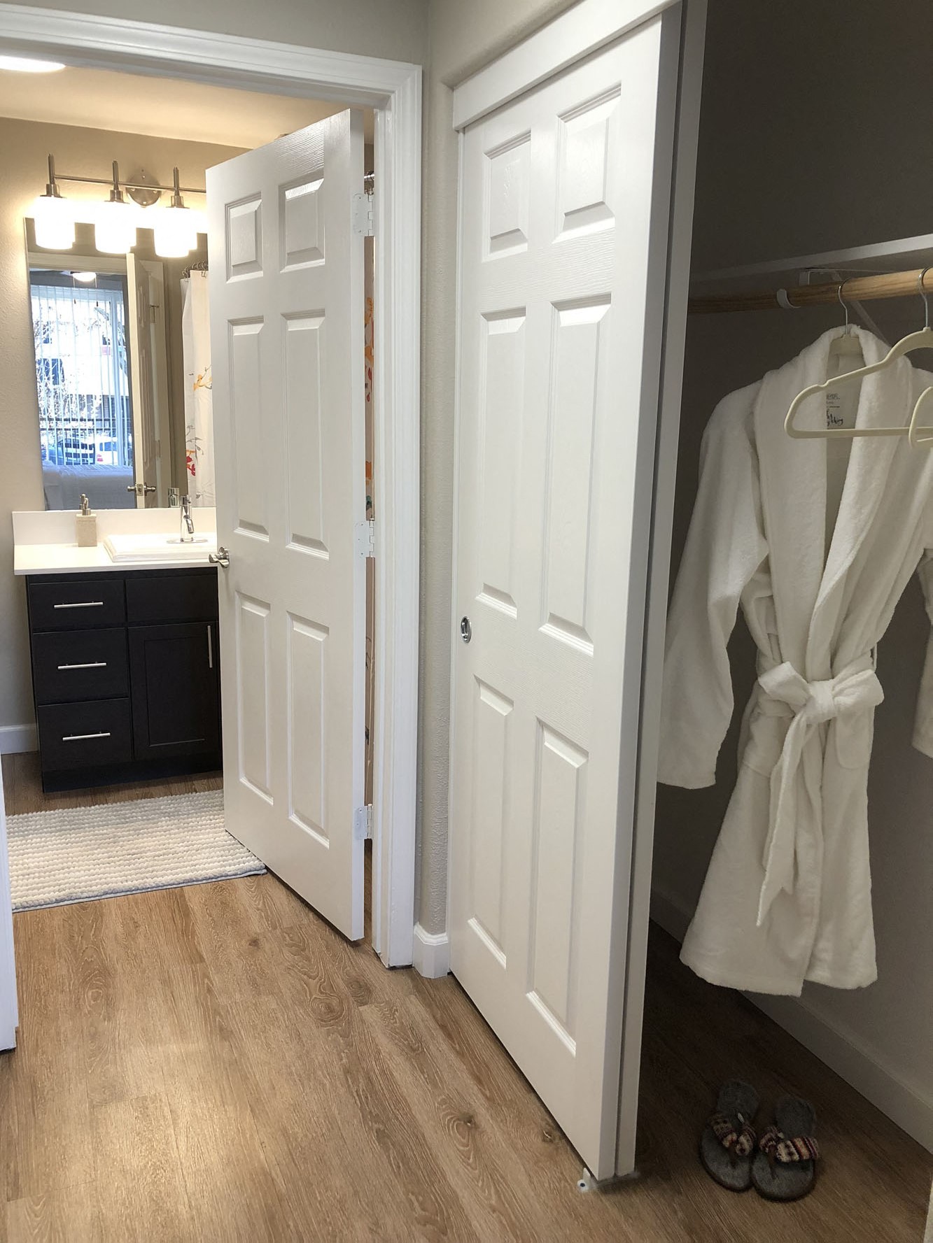 Spacious walk in closet-Hall