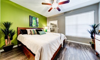 bedroom with large window and ceiling fan - Photo Gallery 26