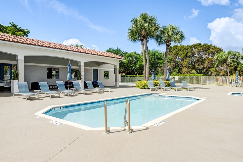 Sole at Sunrise apartments in Sunrise, FL photo of swimming pool