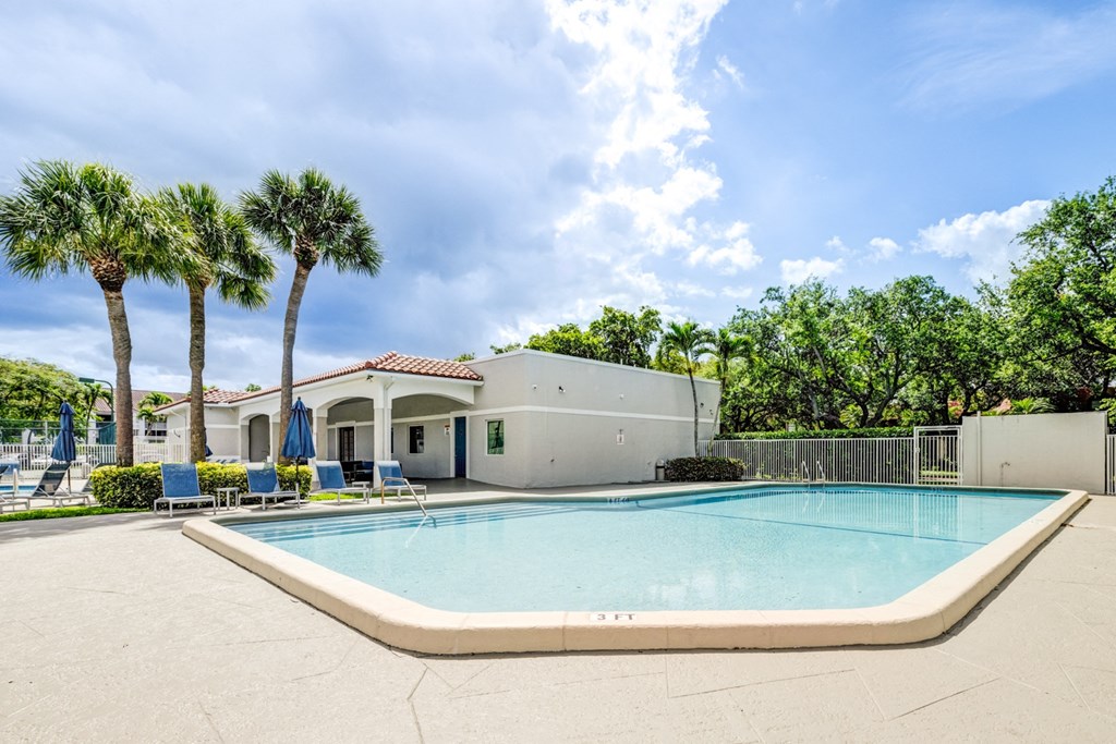 Sole at Sunrise apartments in Sunrise, FL photo of swimming pool