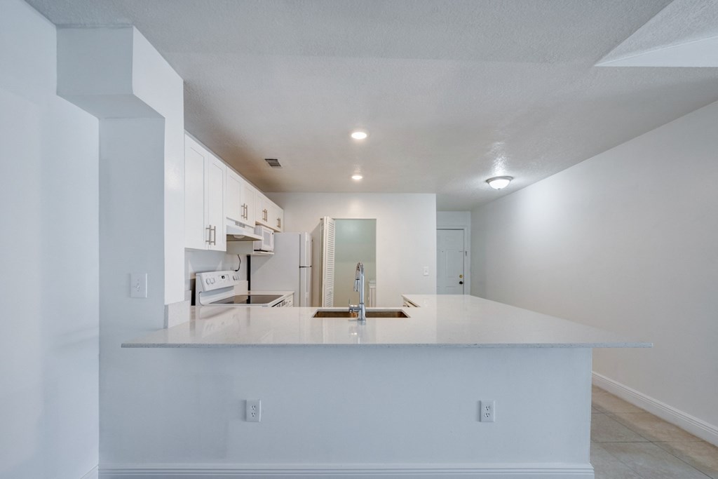 Sole at Sunrise apartments in Sunrise, FL photo of kitchen