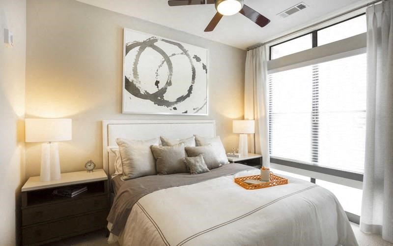 Octave Apartments in Nashville Tennessee photo of bedroom with ceiling fan
