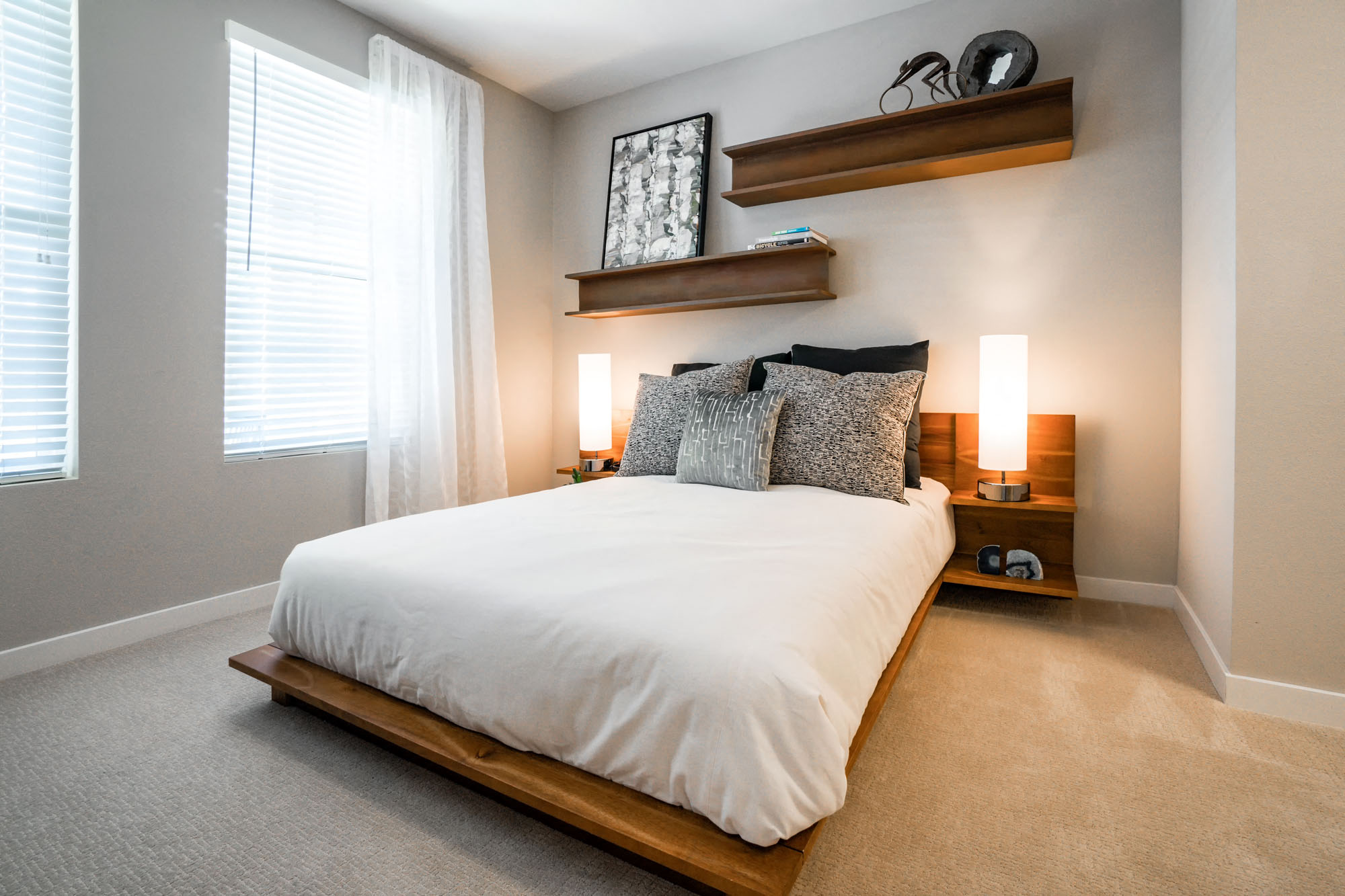 Apartments In Sant Clara, CA For Rent - Villas On The Boulevard - Spacious Bedroom With Plush Carpet Flooring, High Ceilings, And Windows With Blinds