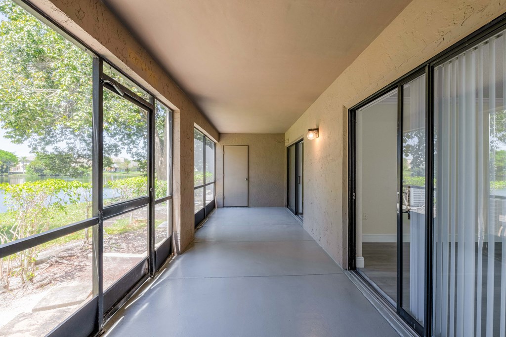 Pet-Friendly Apartments in Coconut Creek, FL – Waterview at Coconut Creek – screened in patio