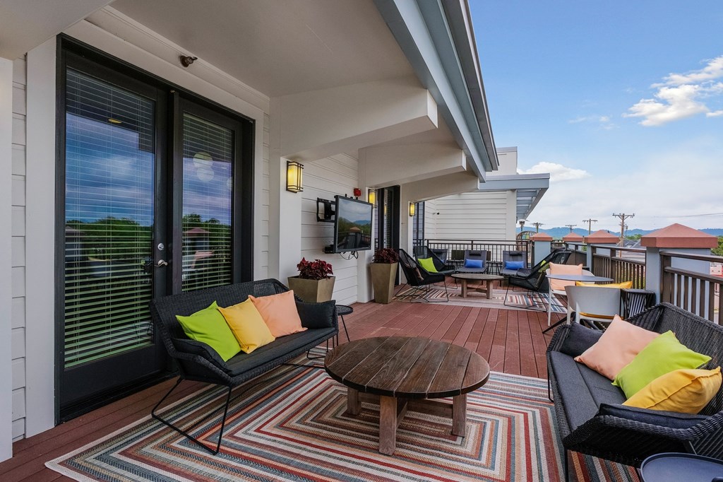 12 South Apartments - Nashville TN - Sundeck lounge area